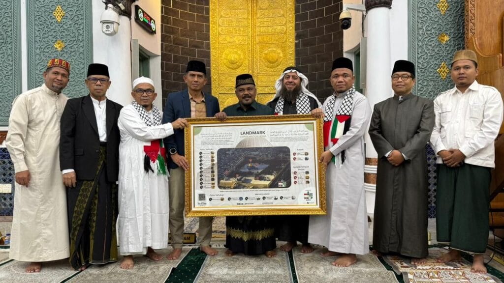 Syeikh Abdulaffo At Tamimi menyerahkan Landmark Masjid Al Aqsha kepada Imam Masjid Raya Baiturrahman Aceh